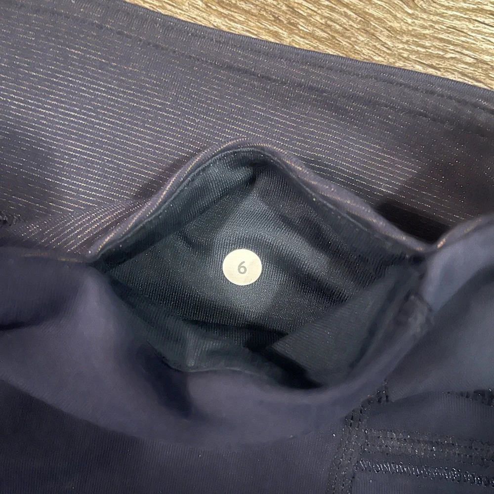 SOLD Lululemon Power Up Crop in Inkwell Size 6 - Picture 10 of 10